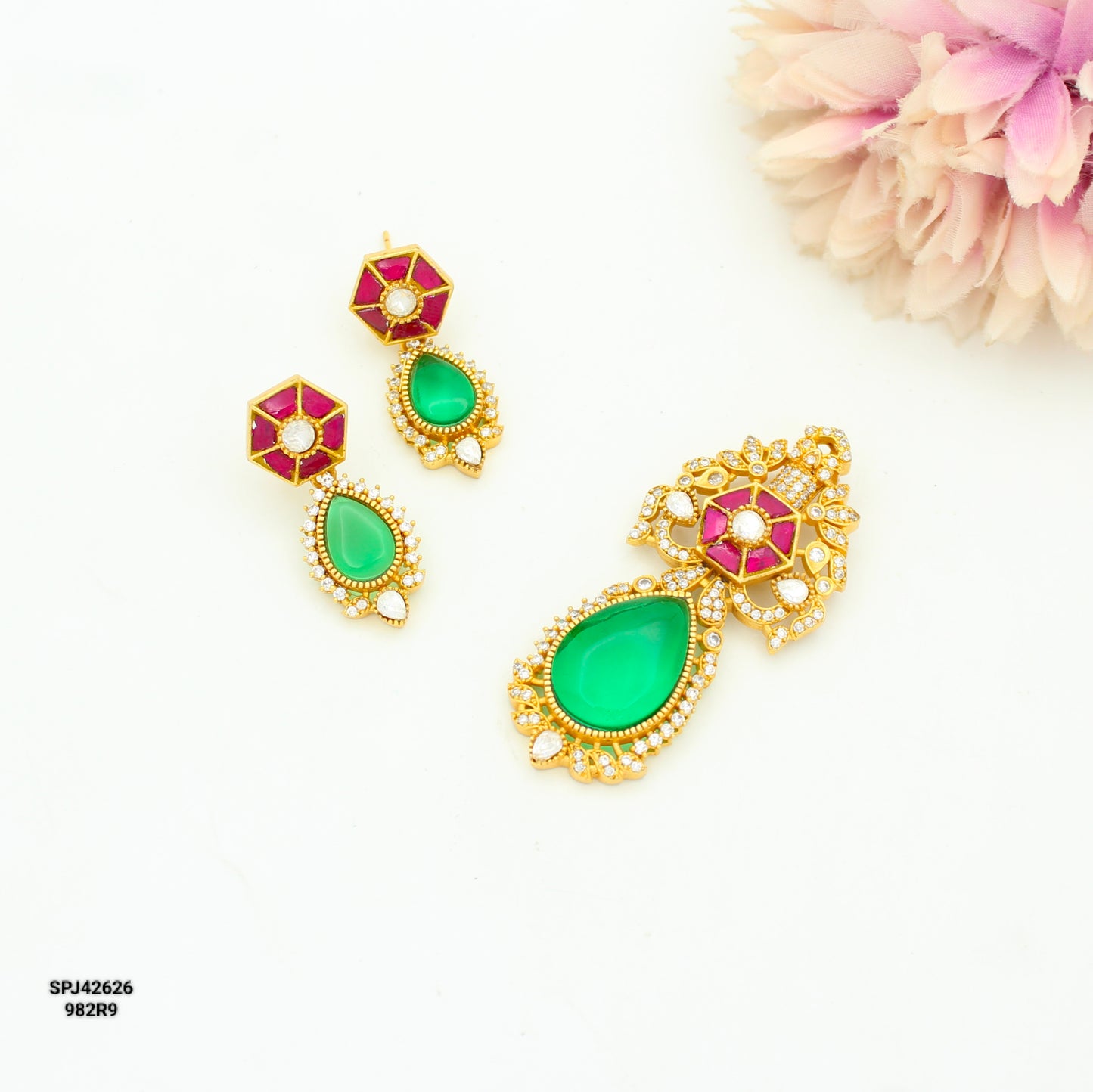 42626 Victorian Green Pendant Set With Openable Hook Push Back Earrings