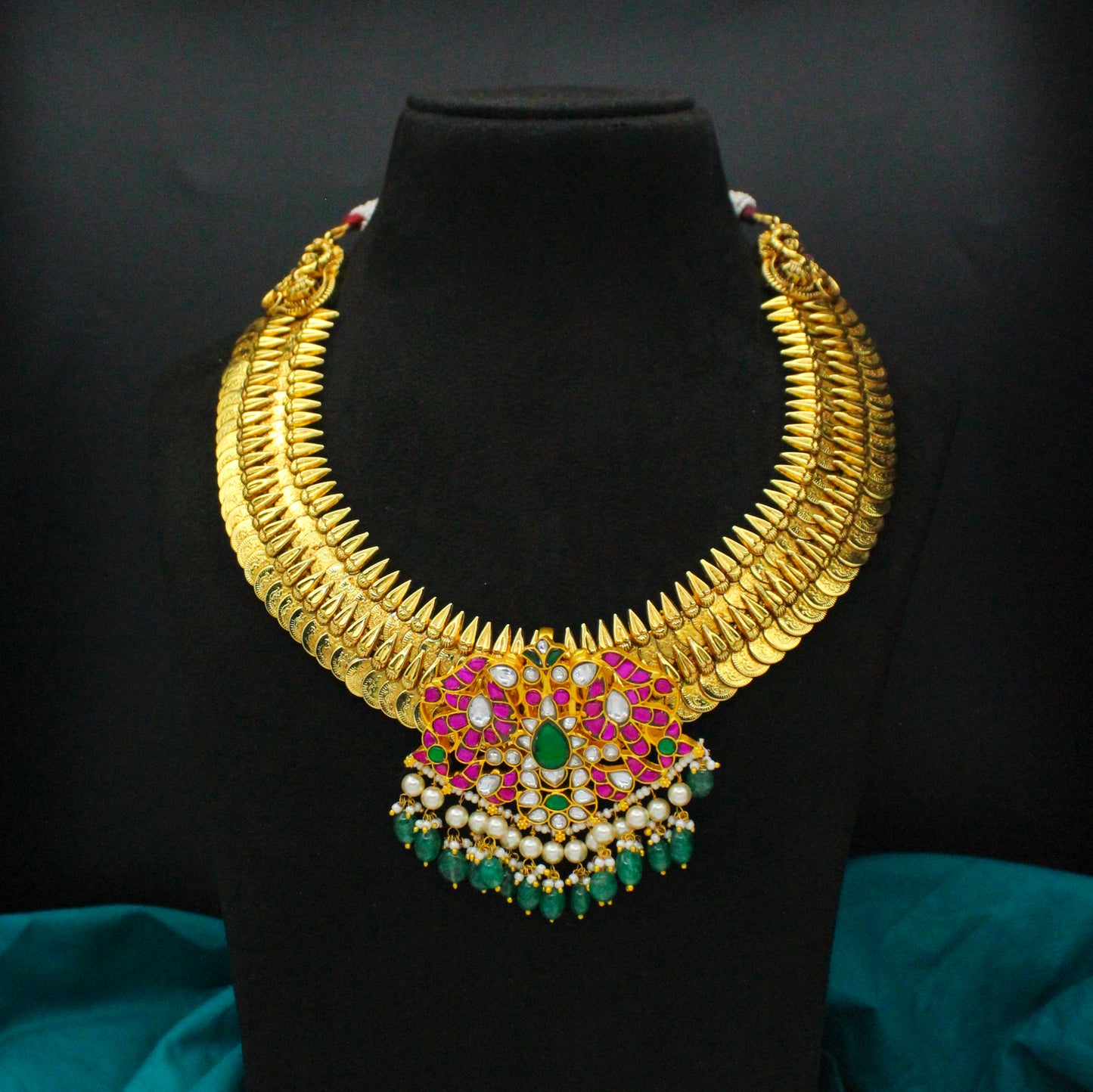 Nakshi Kasulu Short With Jadau Locket