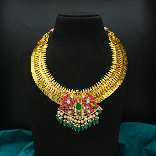 Nakshi Kasulu Short With Jadau Locket