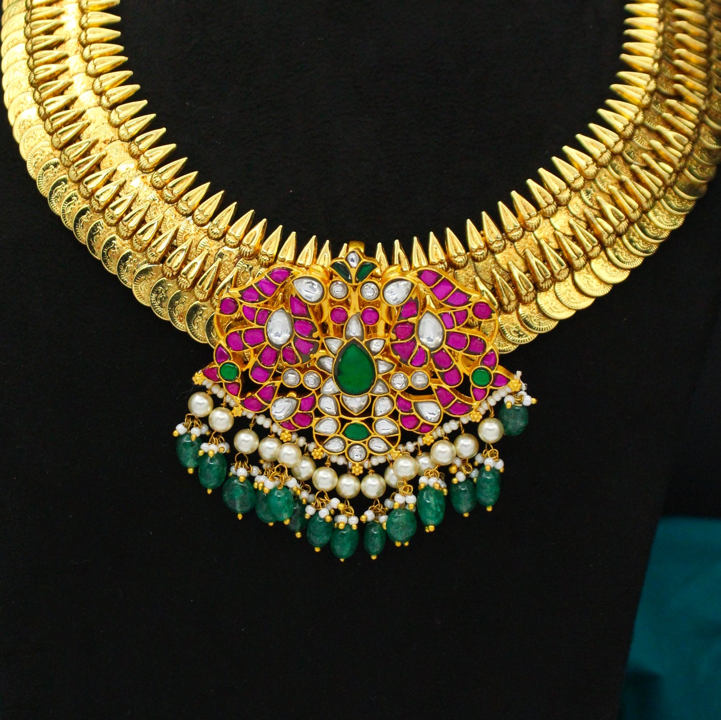 Nakshi Kasulu Short With Jadau Locket