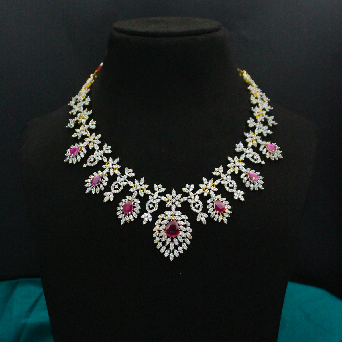 41879 GJ Short Necklace Set With Screw Back Earrings