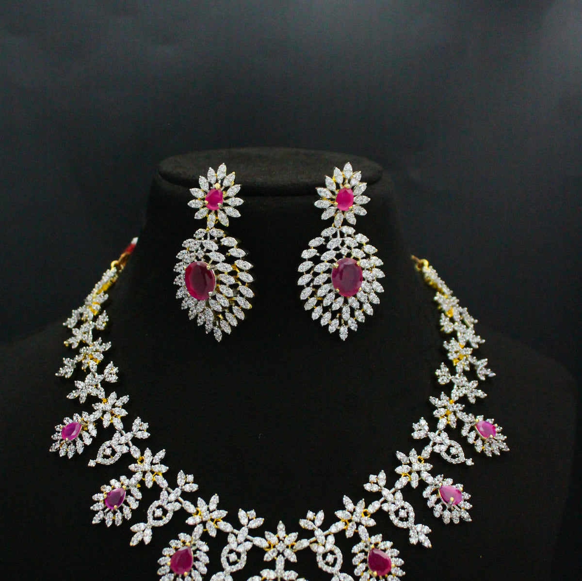 41879 GJ Short Necklace Set With Screw Back Earrings