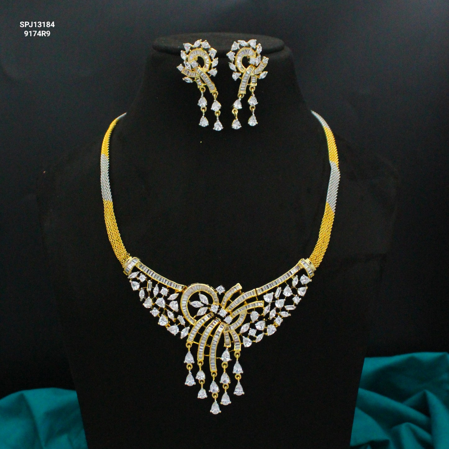 13183 Fancy necklace with screwback earrings