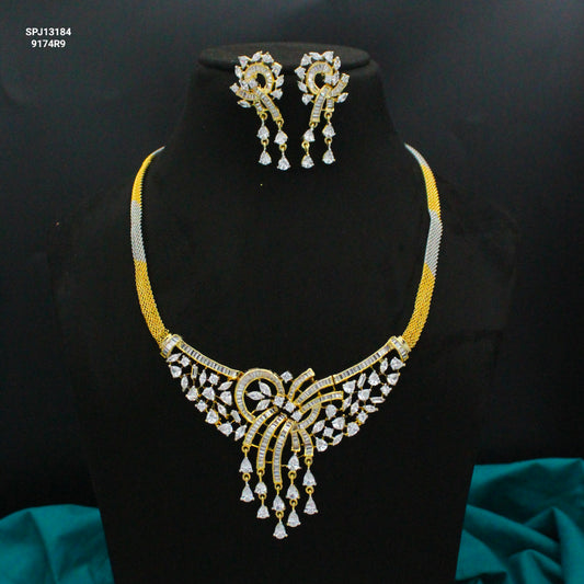13183 Fancy necklace with screwback earrings