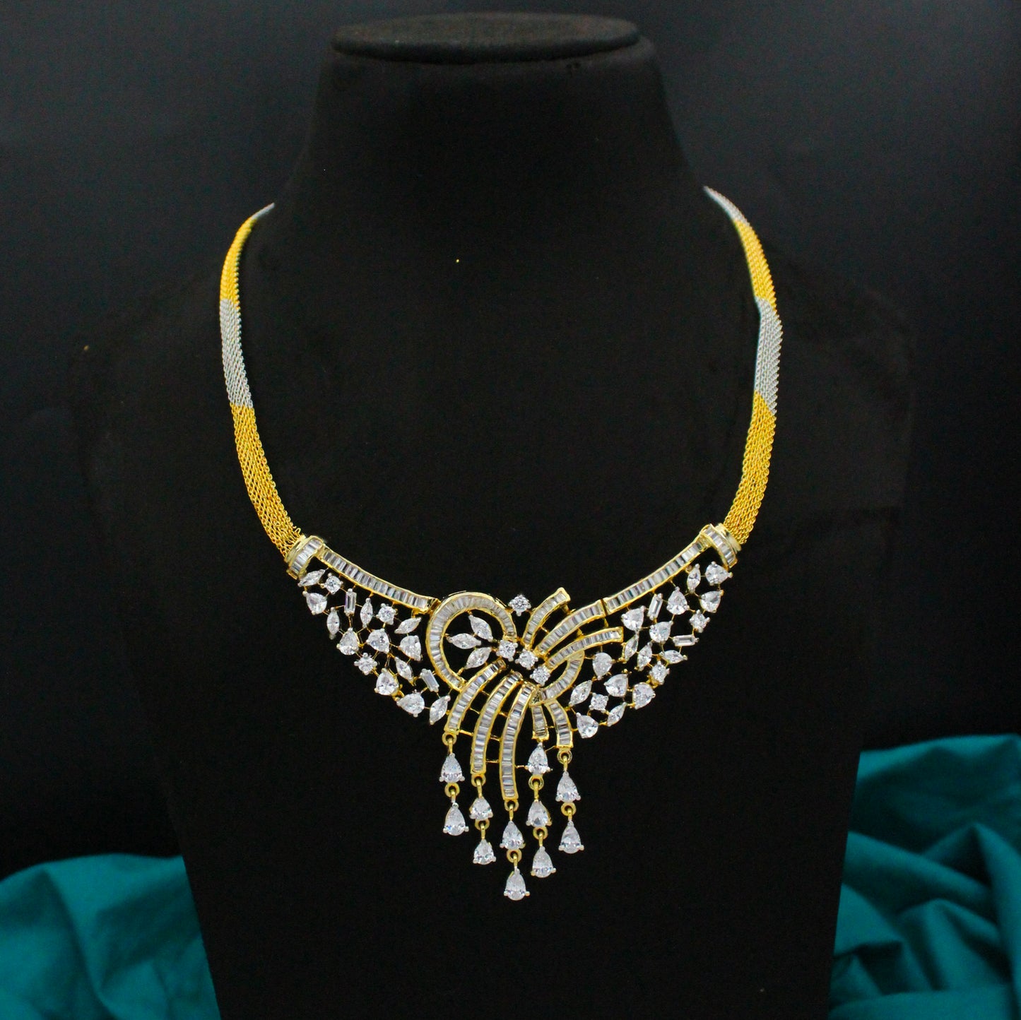 13183 Fancy necklace with screwback earrings
