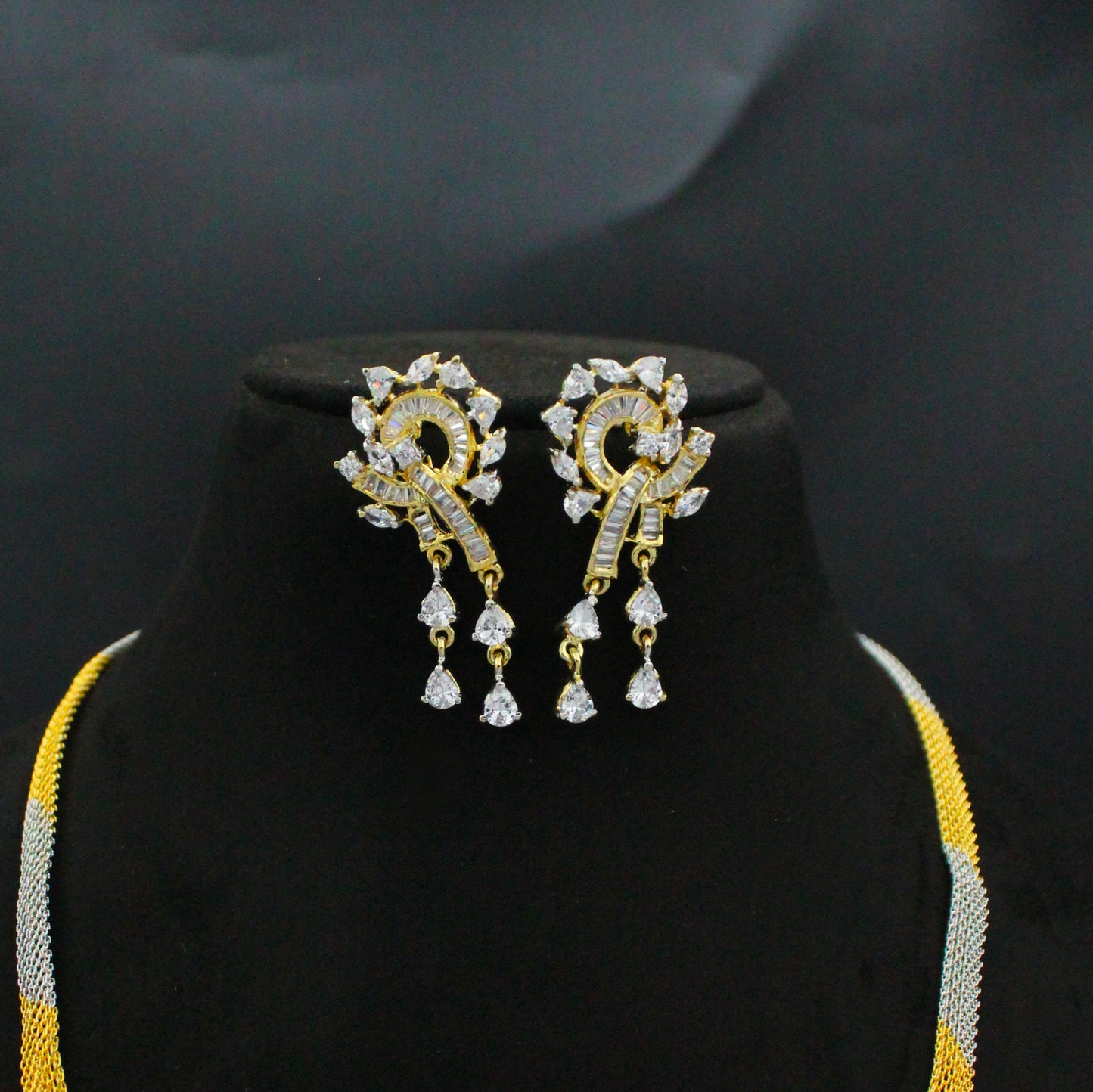 13183 Fancy necklace with screwback earrings