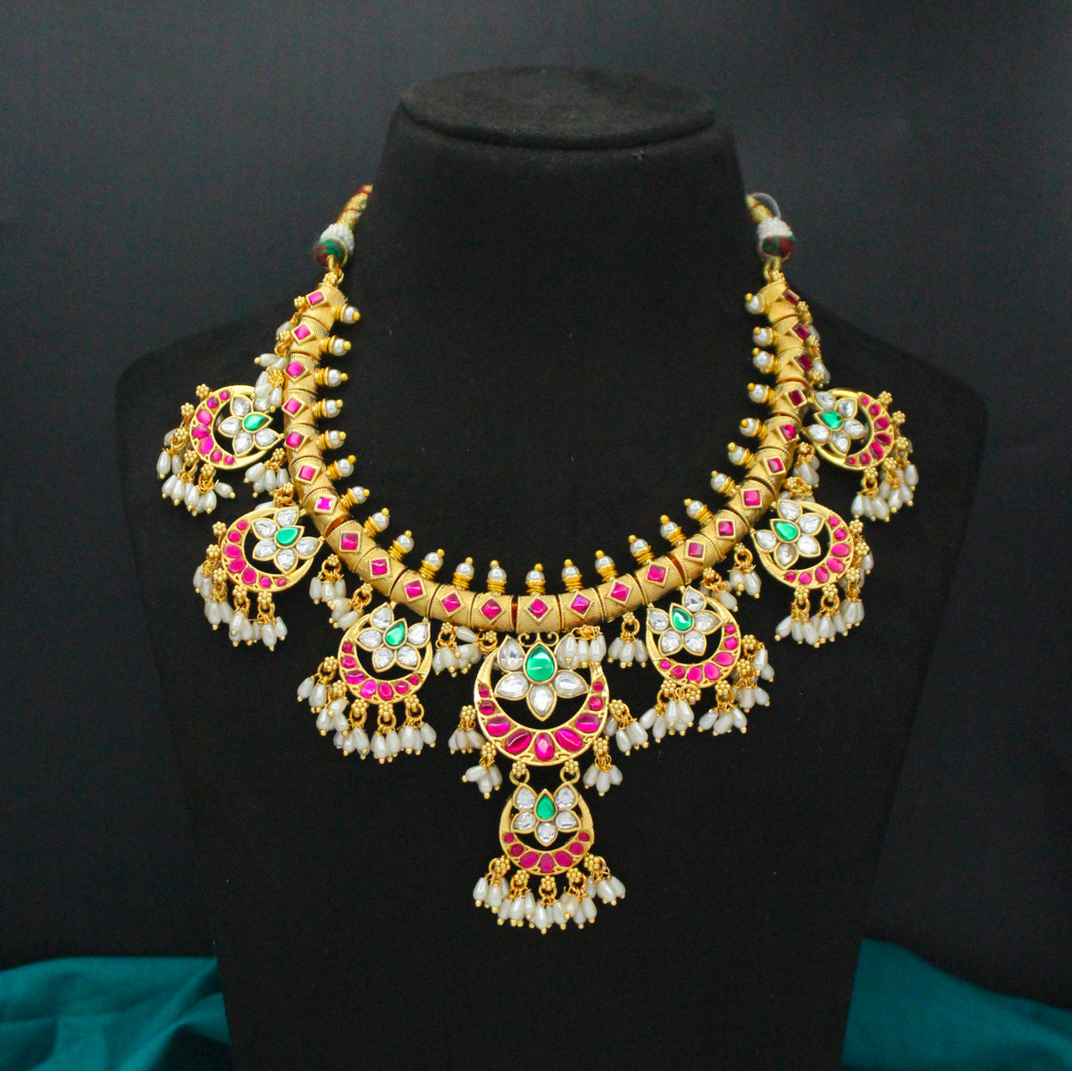 Jadau Guttapusalu Short Necklace – 42578