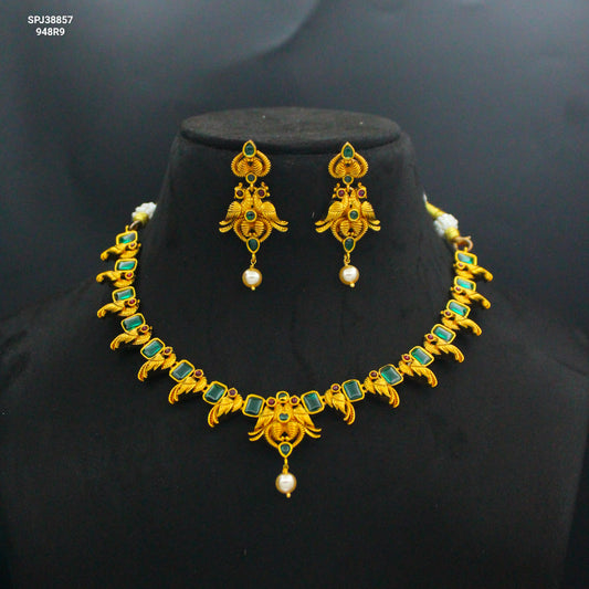 38857 Peacock short necklace with studs and pota stones