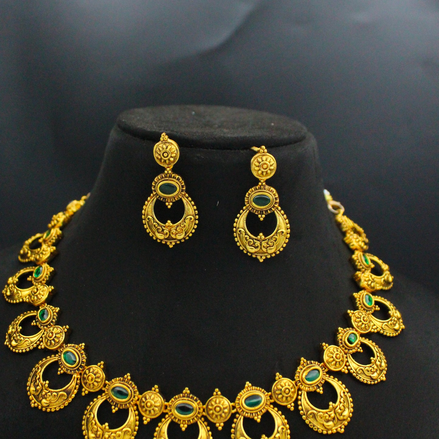 Matte Green Peacock Short Necklace SP-38526