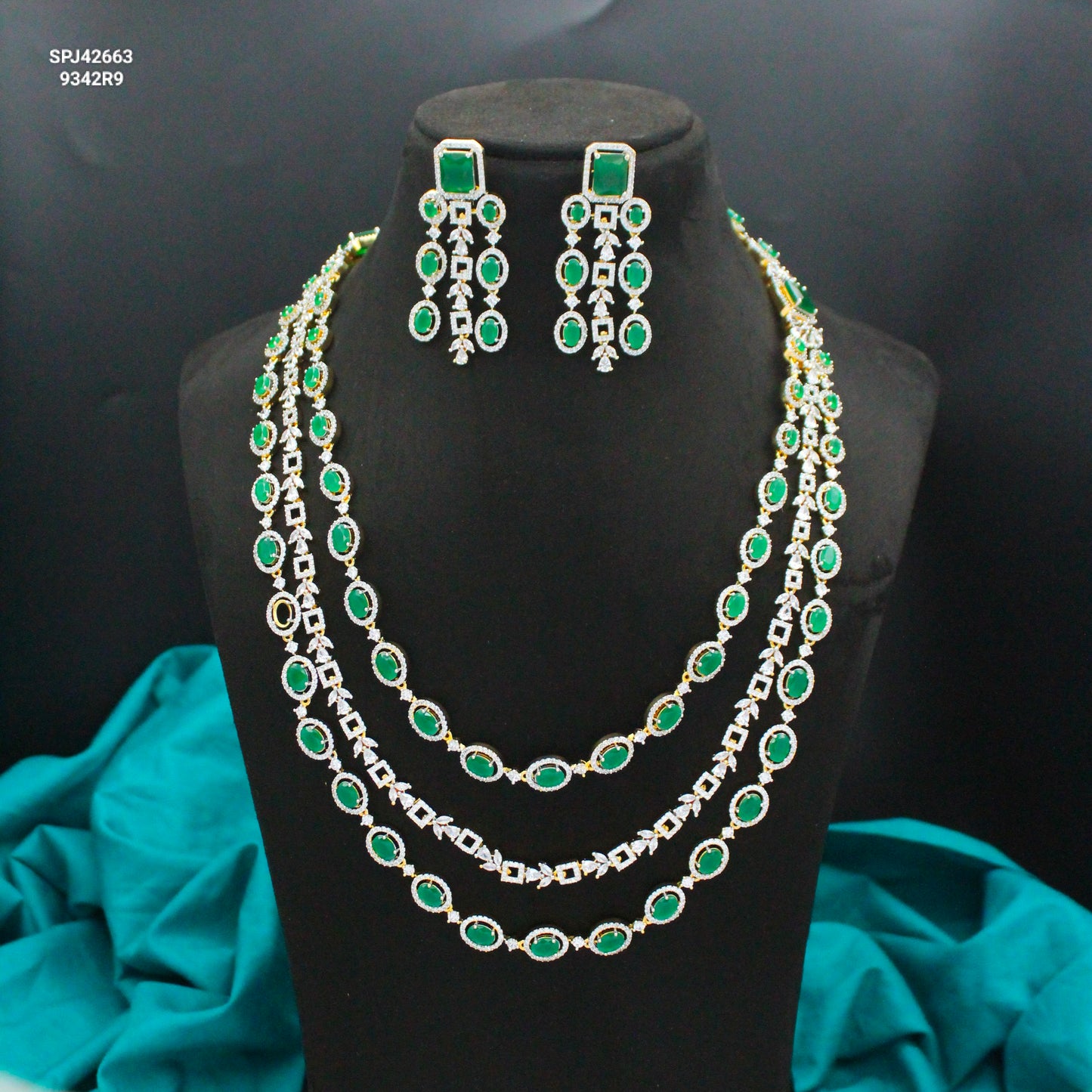 42663 GJ 3 Layers Green Necklace Set With Push Back Earrings