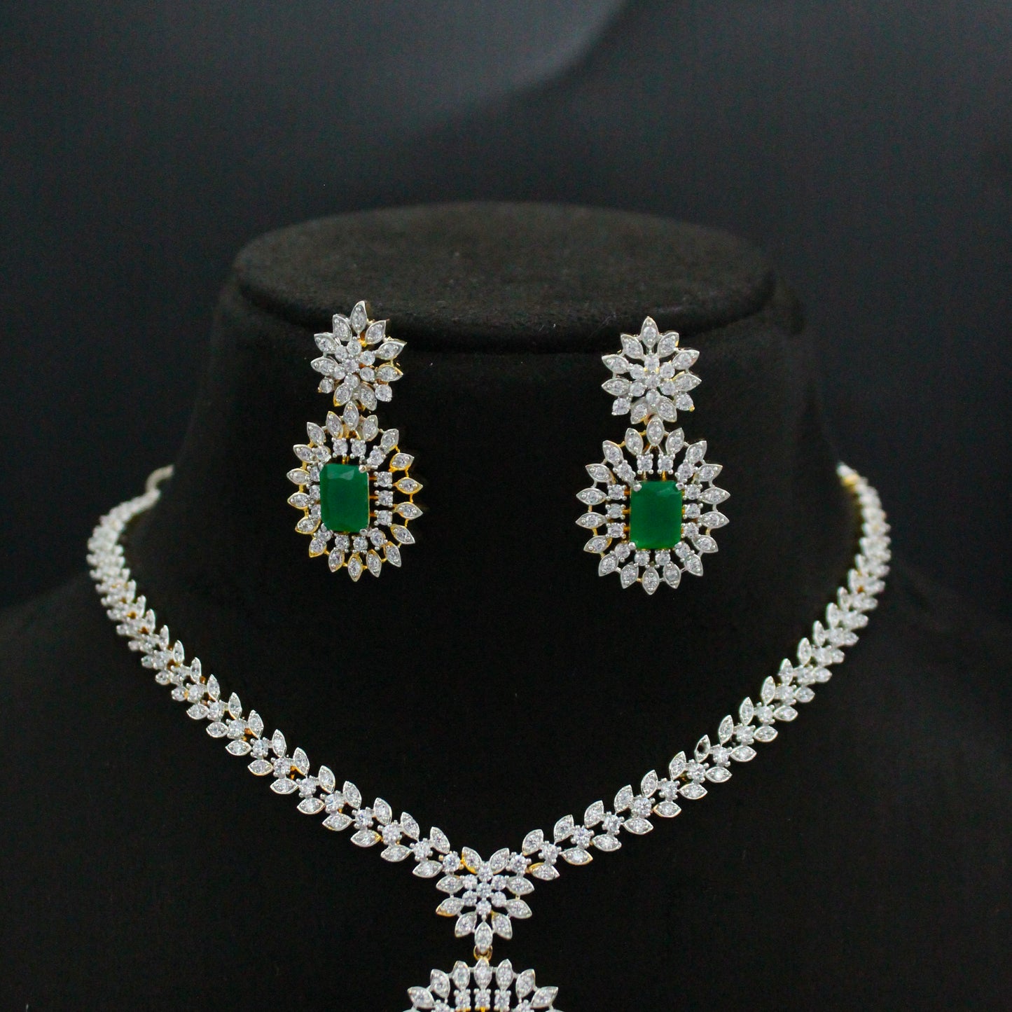 42667 GJ Green Short Simple Neck Set Push Back Earrings