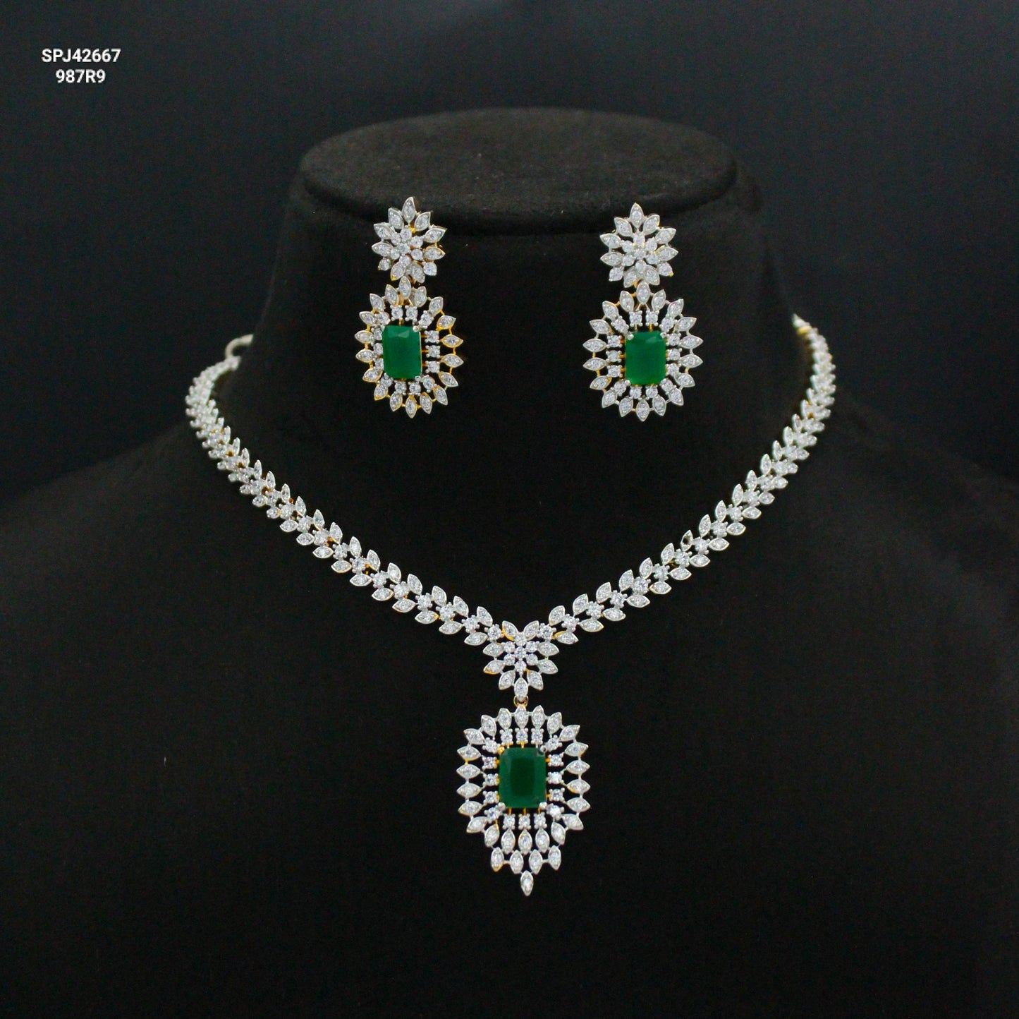 42667 GJ Green Short Simple Neck Set Push Back Earrings
