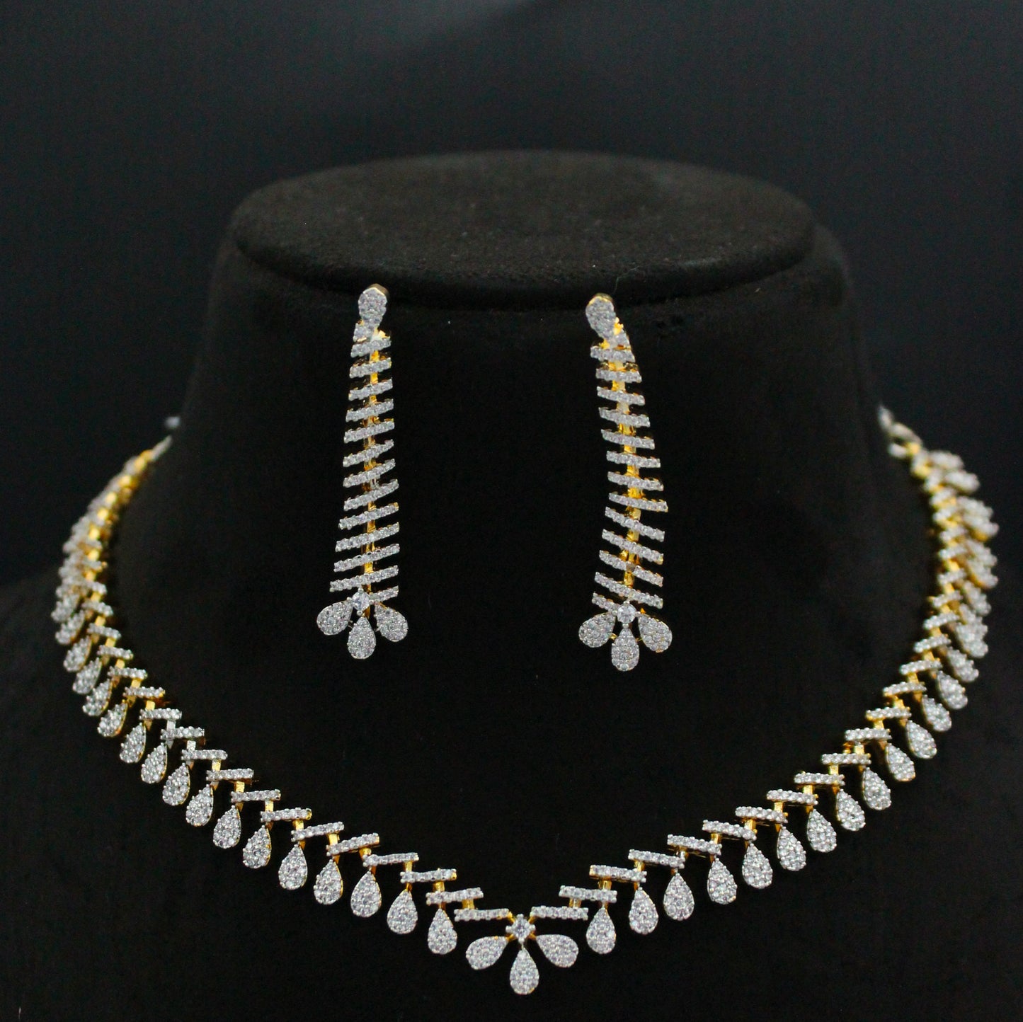 42668 GJ Full White Short Necklace