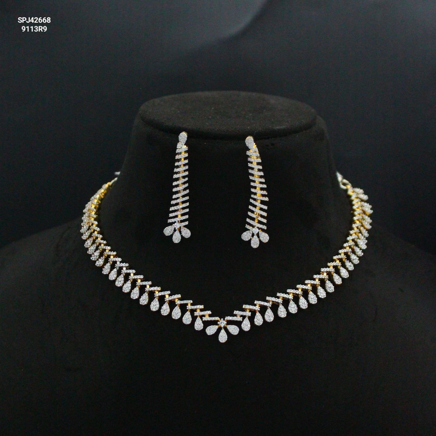 42668 GJ Full White Short Necklace