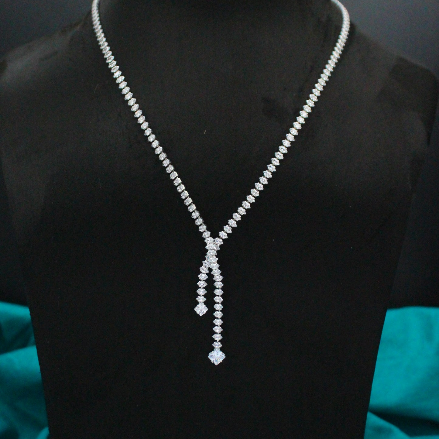 6660 Platinum Simple Light Weight Short Necklace Set With Push Back Earrings Full White