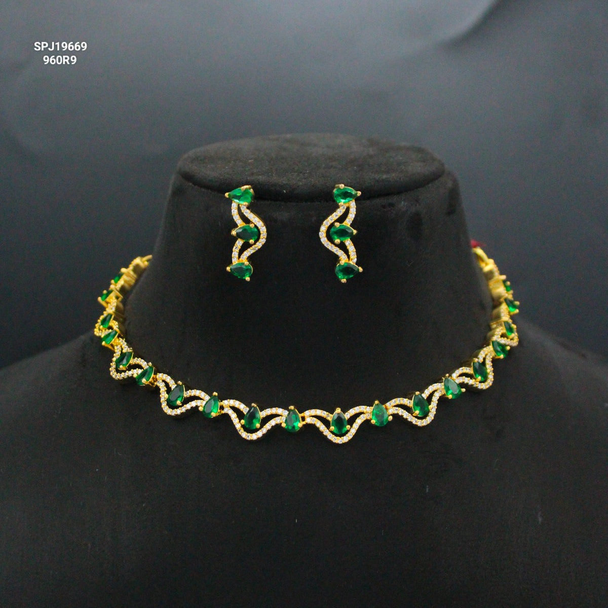 Gold Polish Green Stone Short Necklace SP-19669