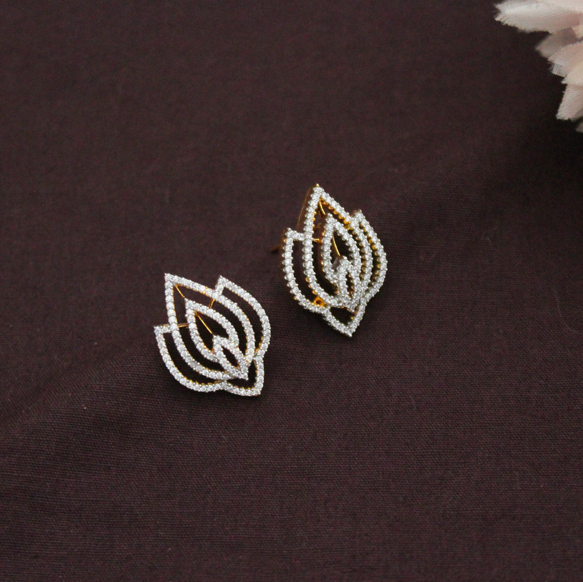 Real Diamond Look Lotus Design Full White Pendant Set With Earrings 42875