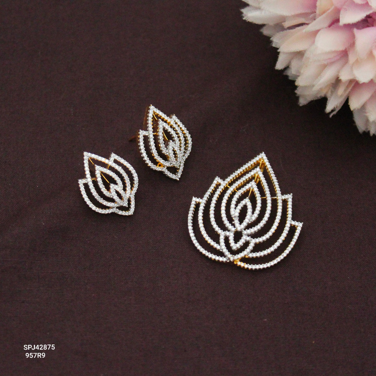 Real Diamond Look Lotus Design Full White Pendant Set With Earrings 42875