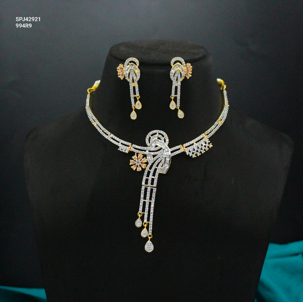Premium Fancy Real Diamond Look Short Kante Set With Push Back Earrings 42921
