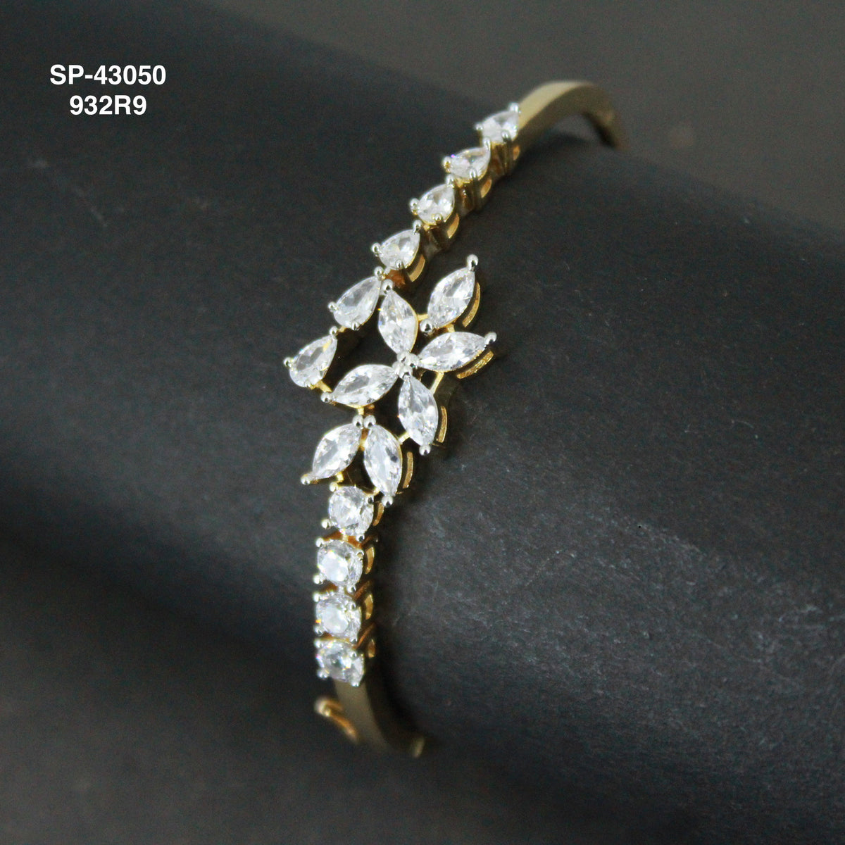 GJ Diamond look a like openable uncut stone bracelet 43050