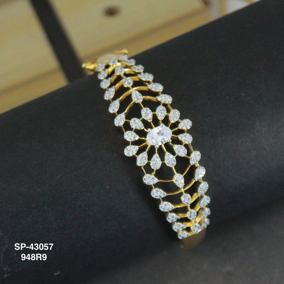 Gj Diamond look flower pattern bracelet 43057