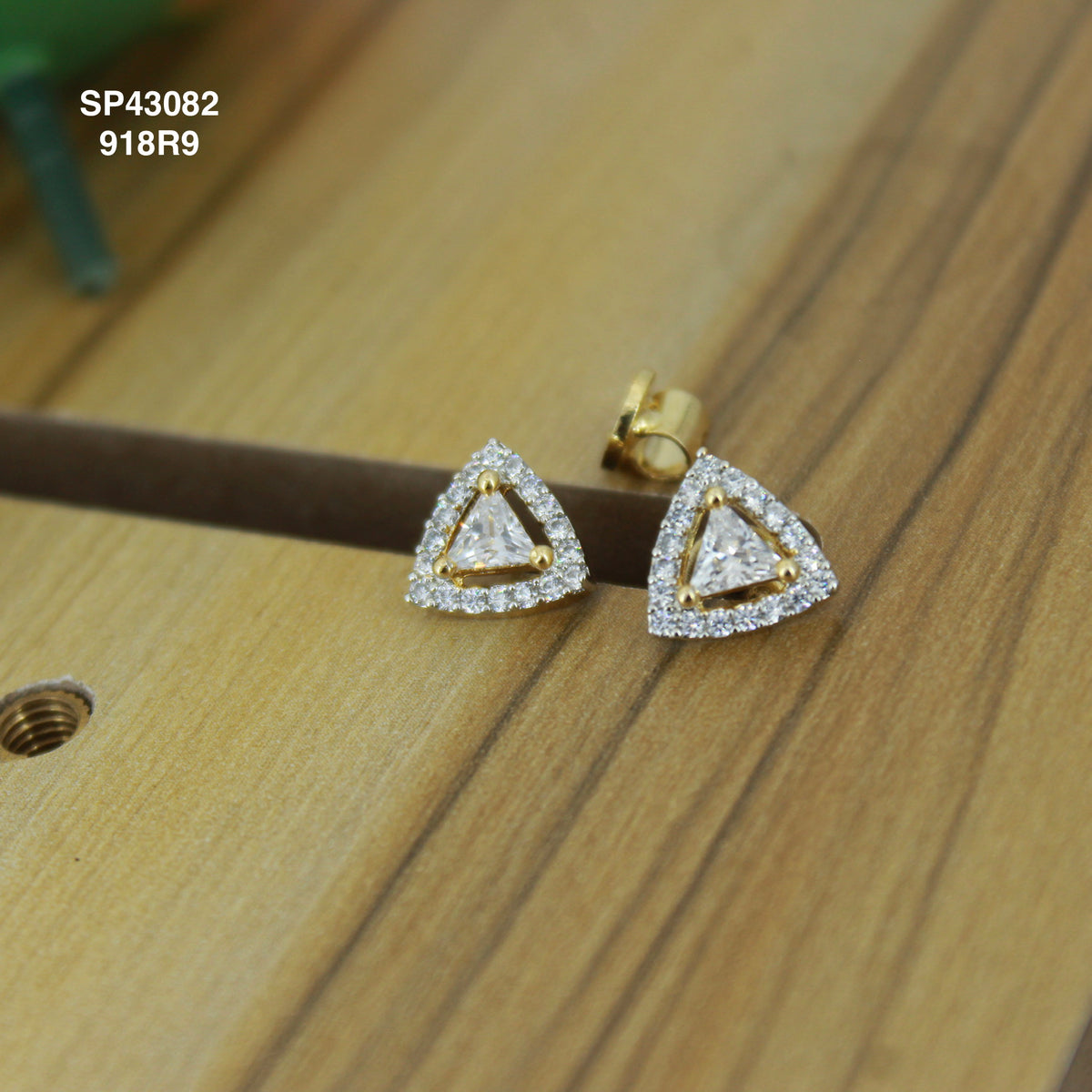 Diamond Look Full White round Studs With screw back SP43082