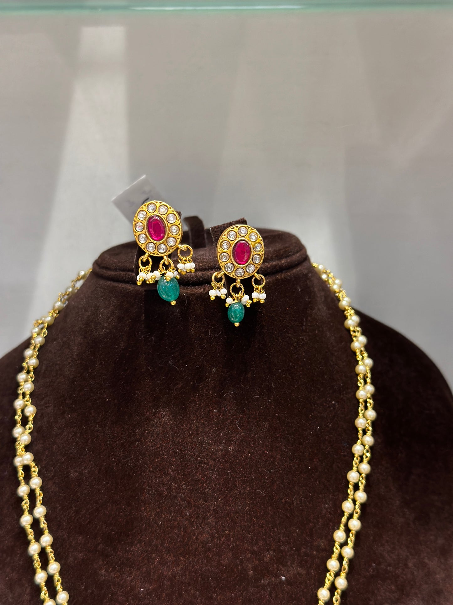 Jadau pendant set with pearls