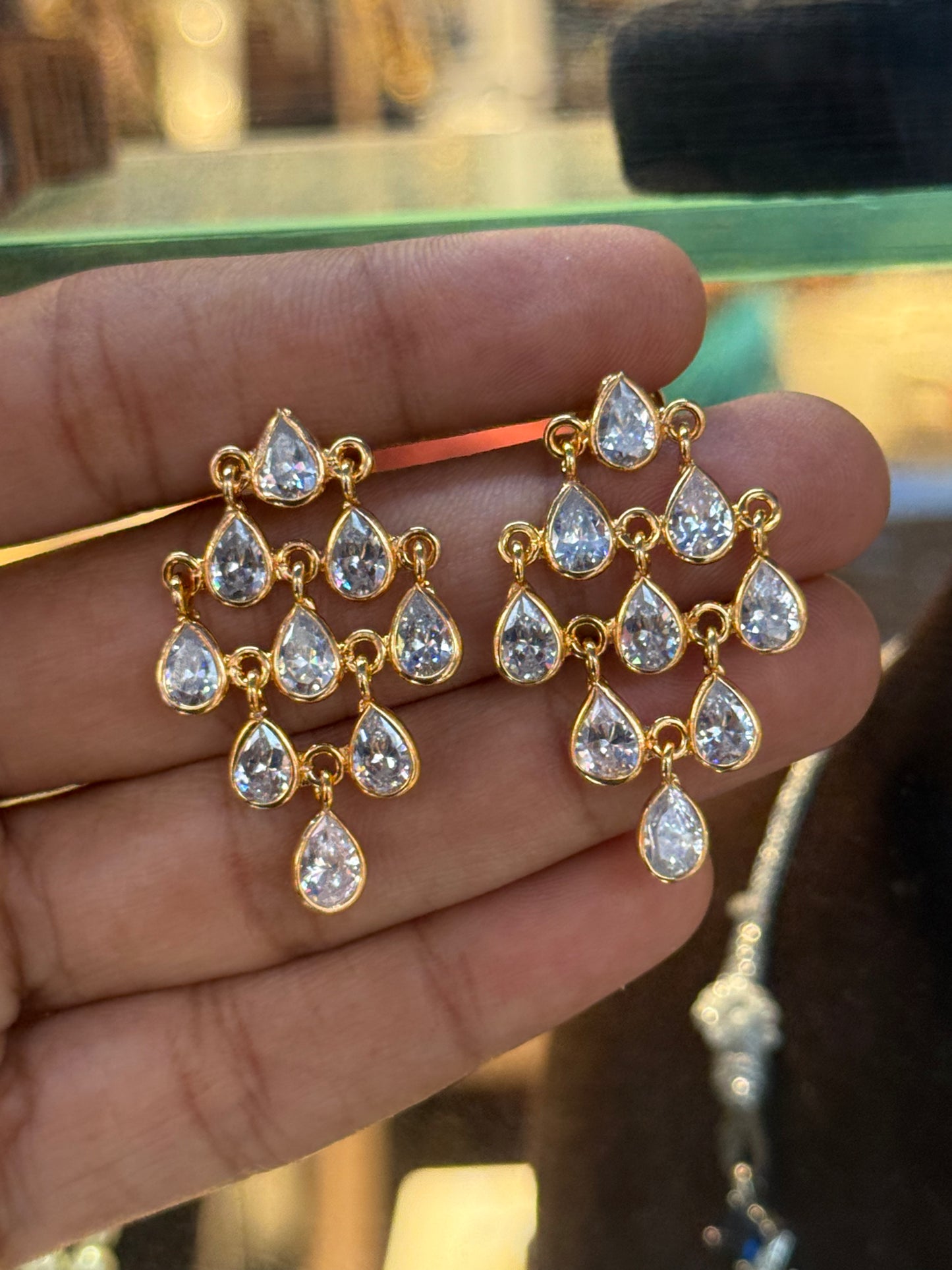 39753 Drop shaped uncut stones hanging with screwback