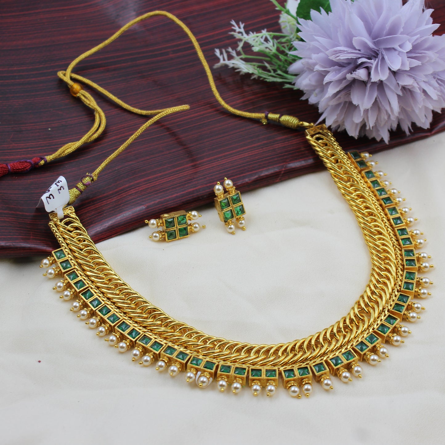 39243 Jadau short necklace in jalebi pattern
