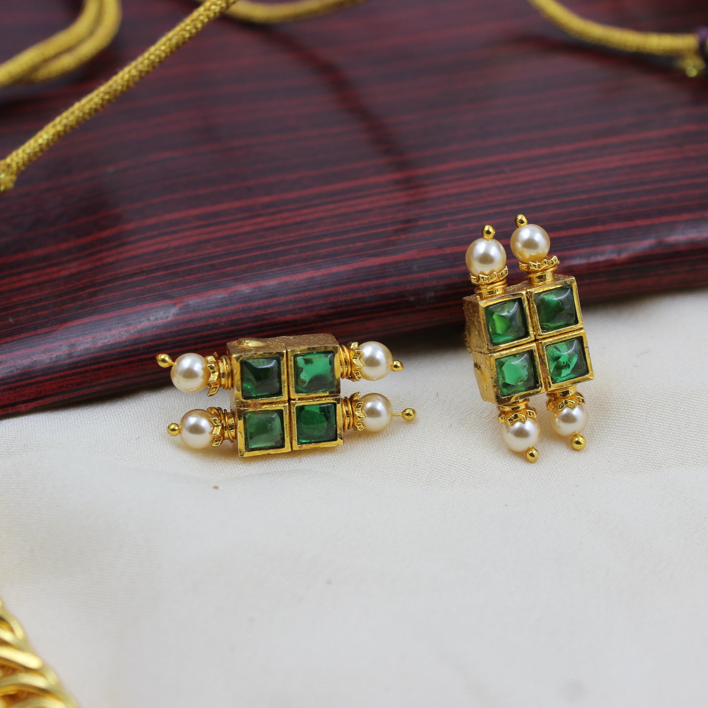 39243 Jadau short necklace in jalebi pattern