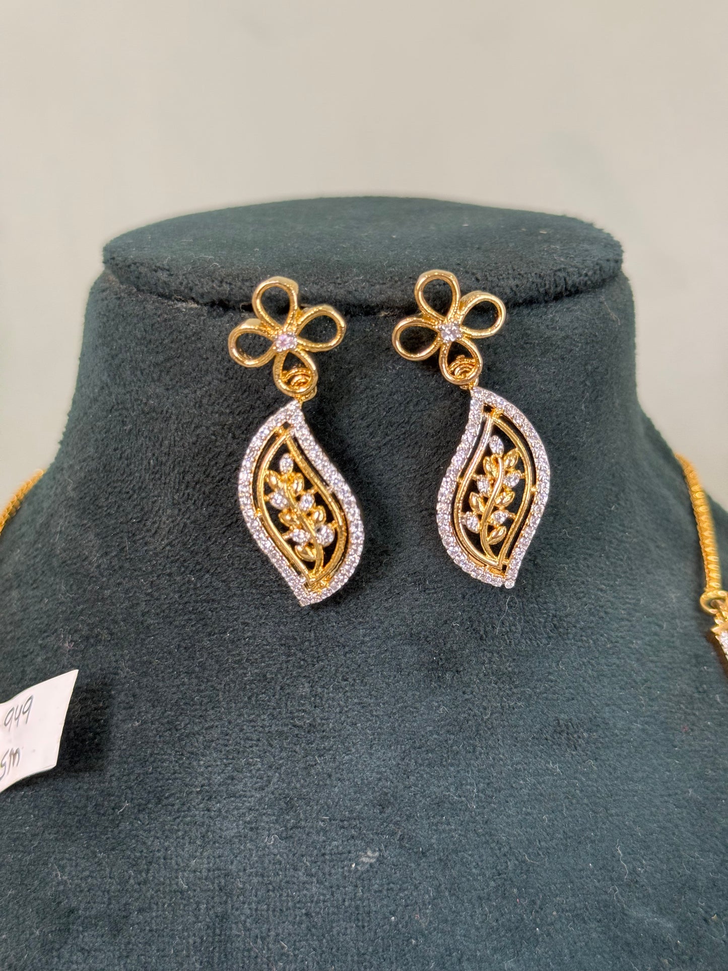 949/948 Real Diamond Look simple flower kanthe necklace