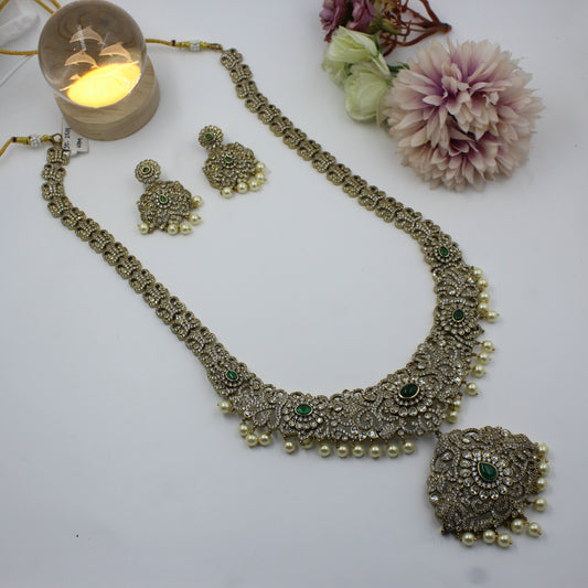 25111 Victorian Neck Set Green