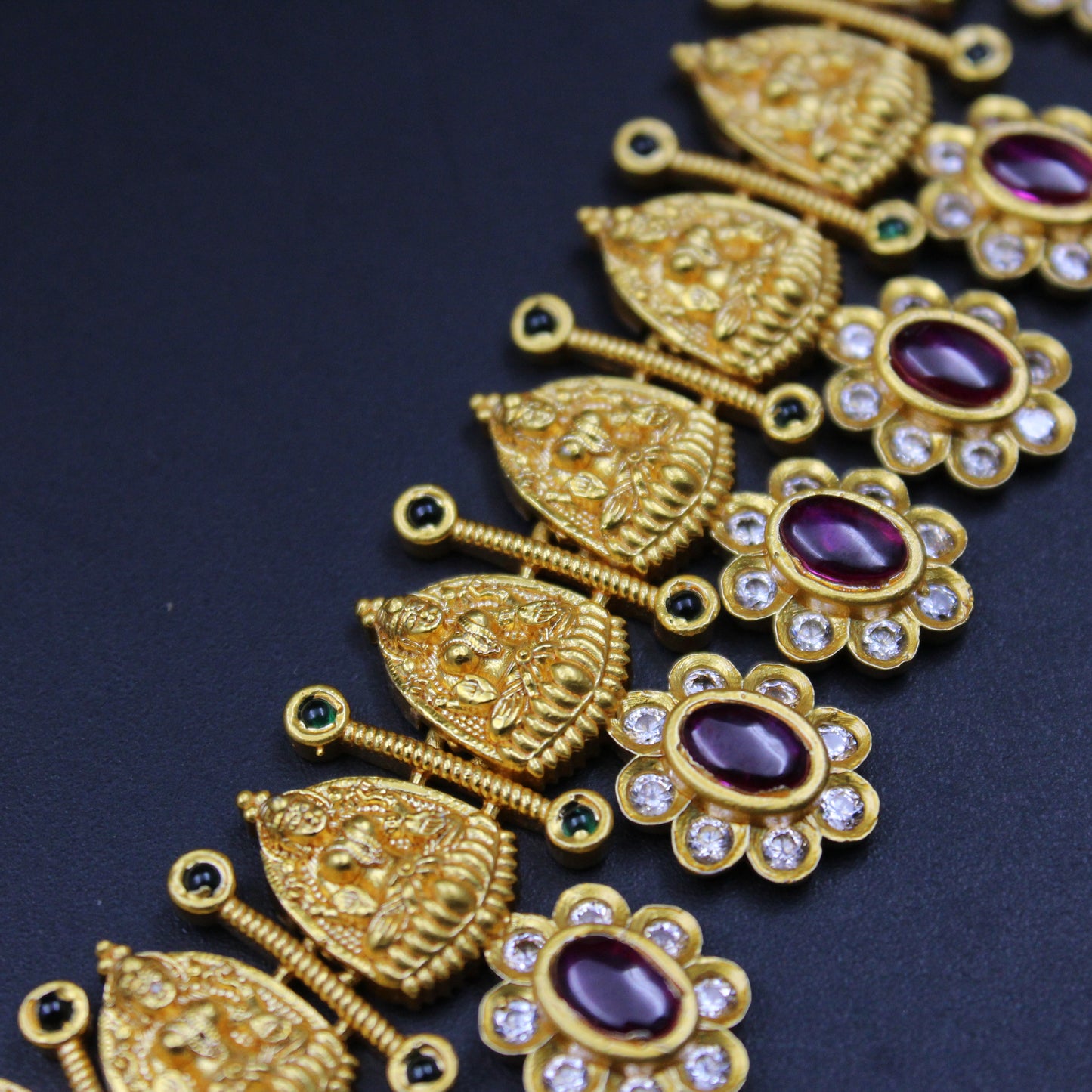 4993 Lakshmi Kasulu short matte necklace