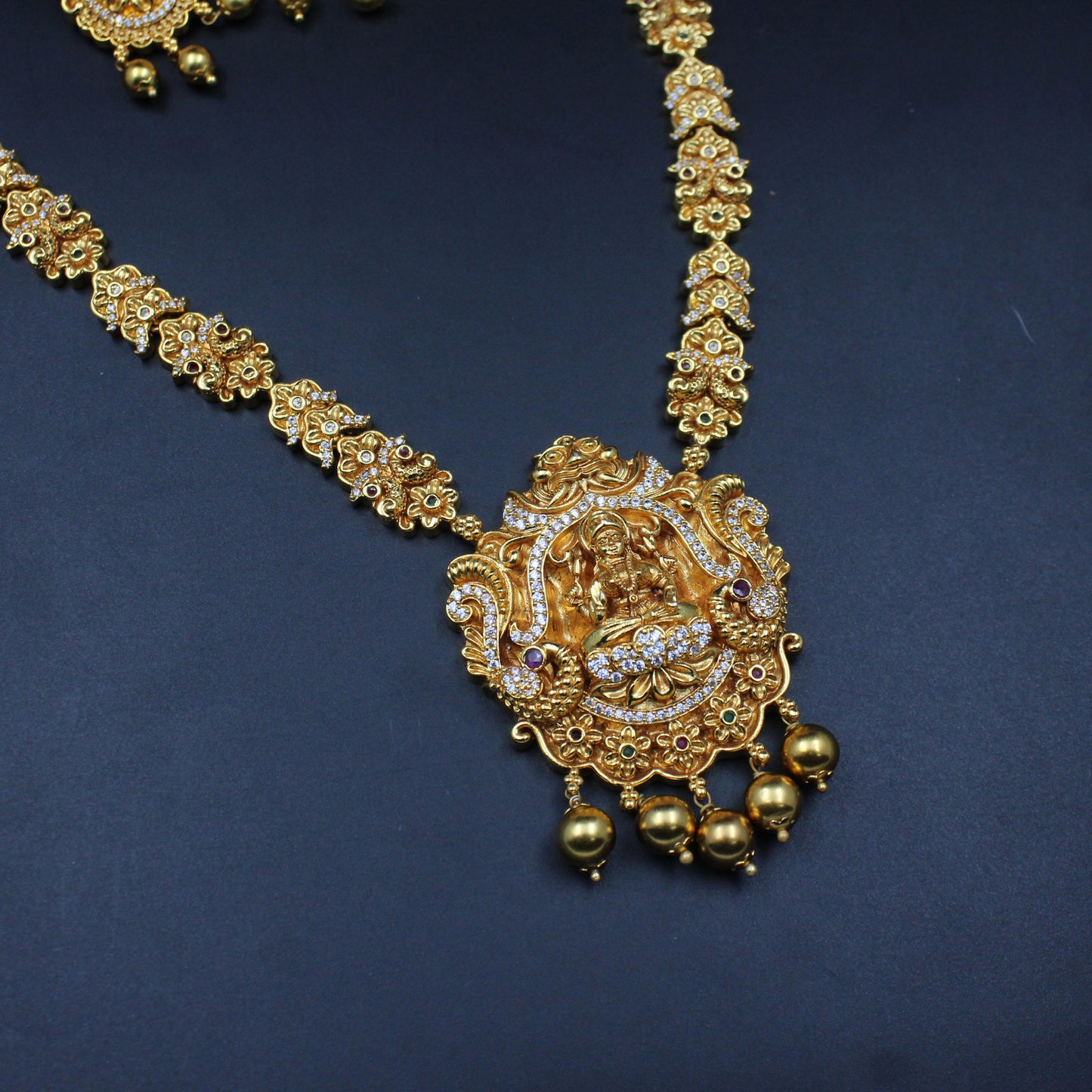 9542 Lakshmi matte finishing short necklace with golden balls