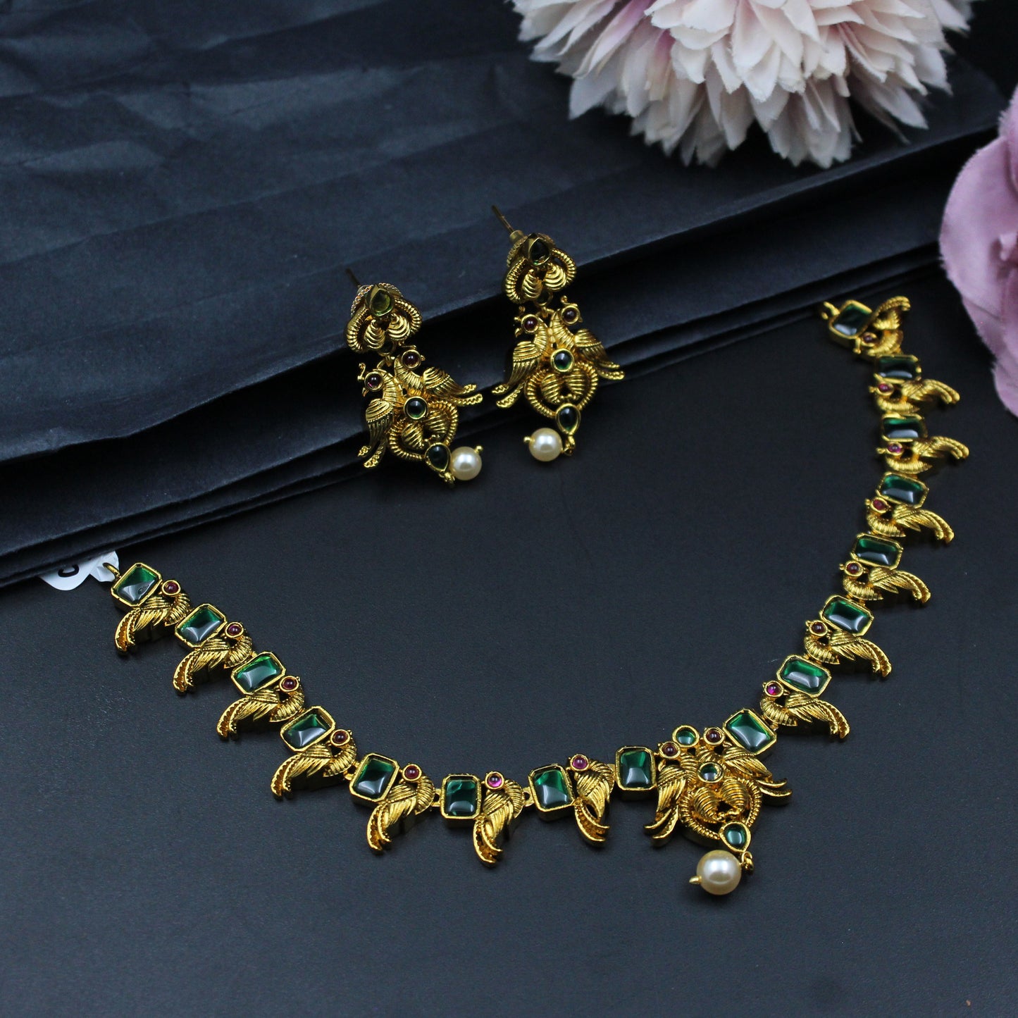 38857 Peacock short necklace with studs and pota stones