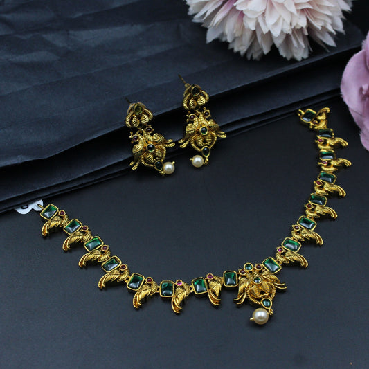 38857 Peacock short necklace with studs and pota stones
