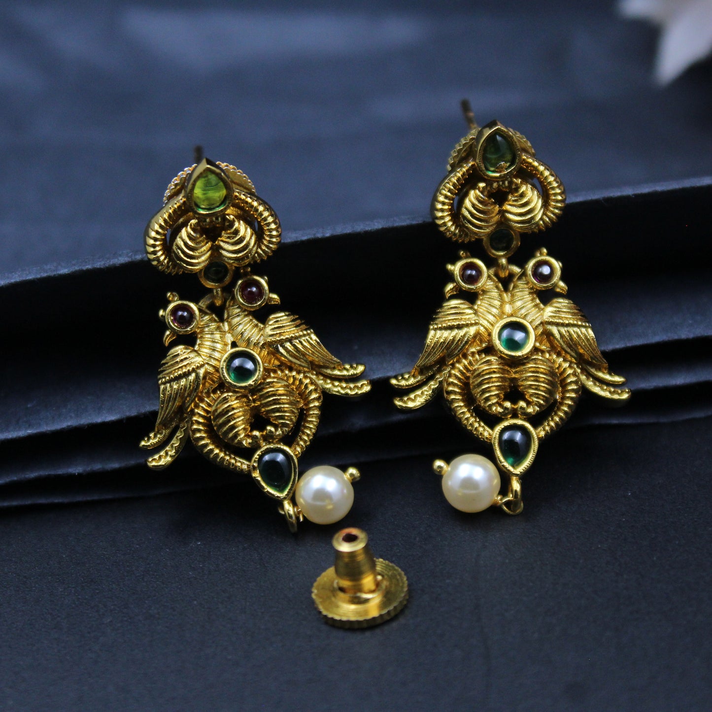 38857 Peacock short necklace with studs and pota stones