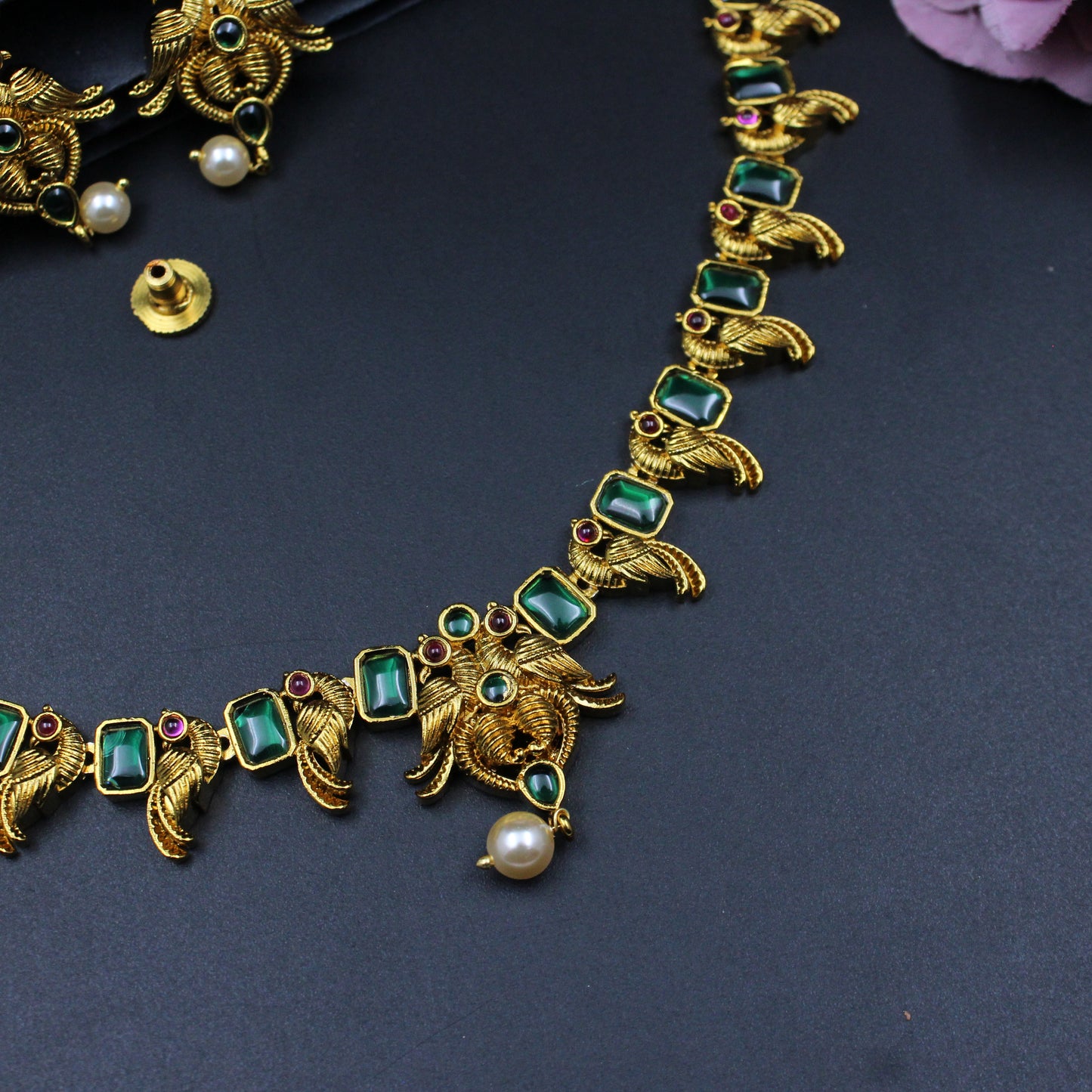 38857 Peacock short necklace with studs and pota stones