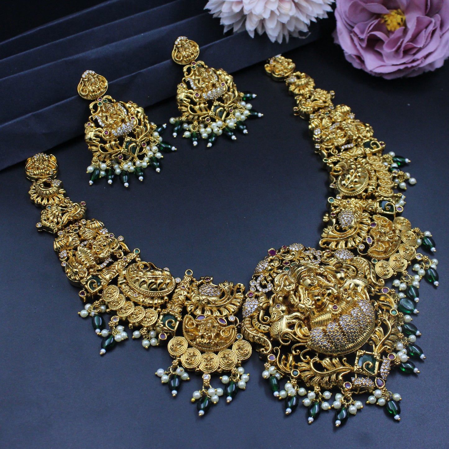 39198 Nakshi Bridal short necklace with guttapusalu and screwback earrings