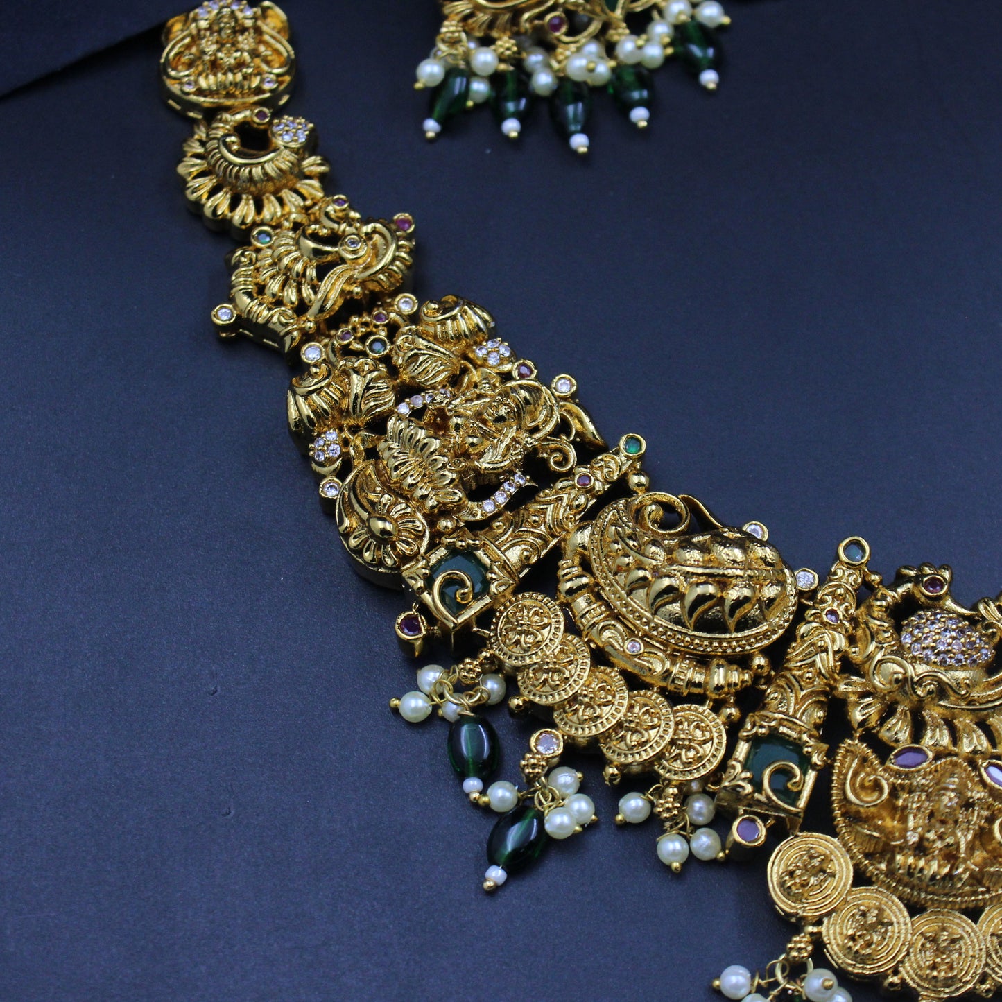 39198 Nakshi Bridal short necklace with guttapusalu and screwback earrings