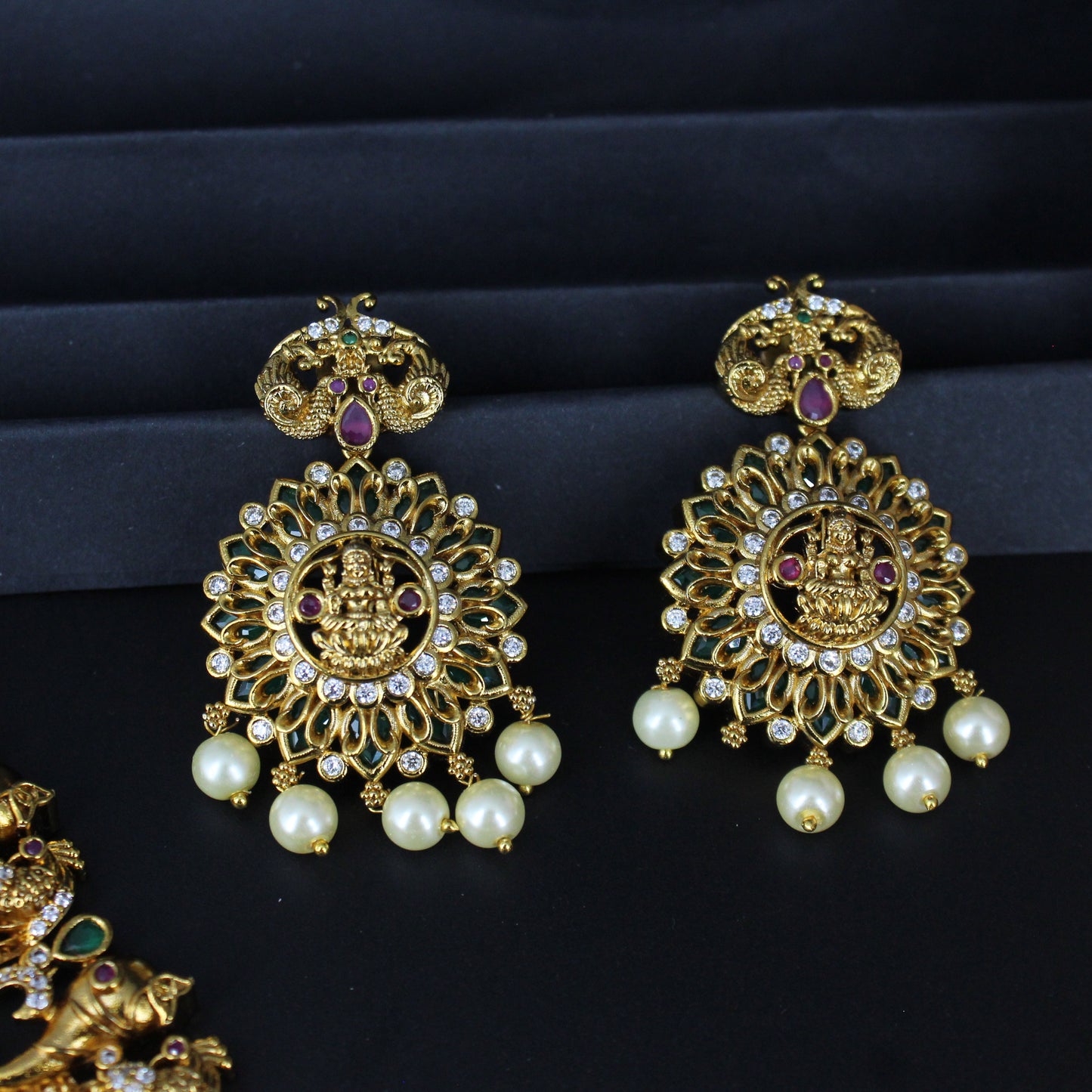 37802 Matte laxmi necklace with screwback earring