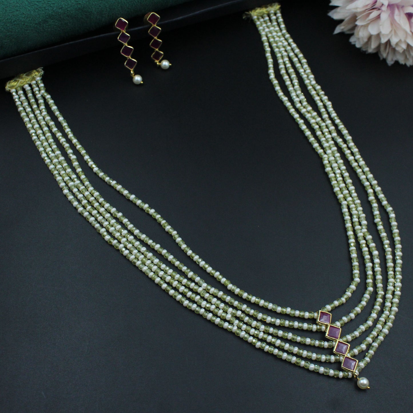 40316 - 5 Lines Sugar Beads Light Green  Mala With Square Pendent Merron