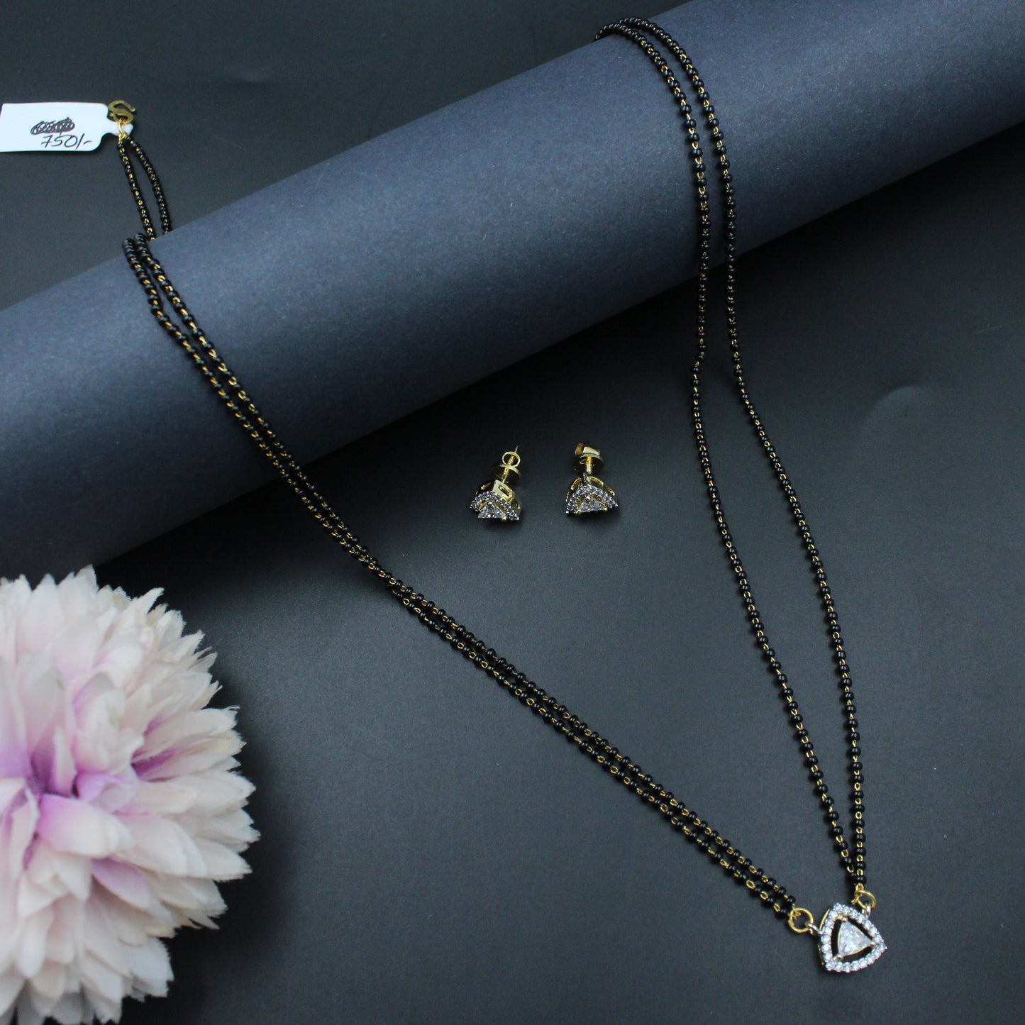 37470 Diamond look screwback blackbeads