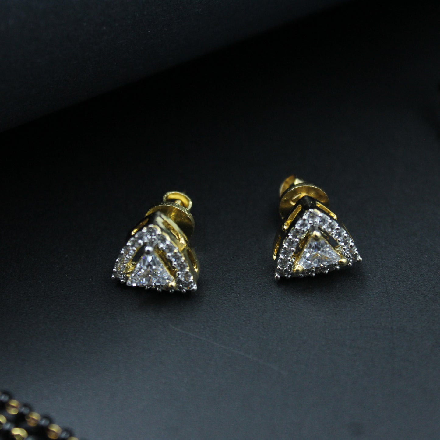 37470 Diamond look screwback blackbeads