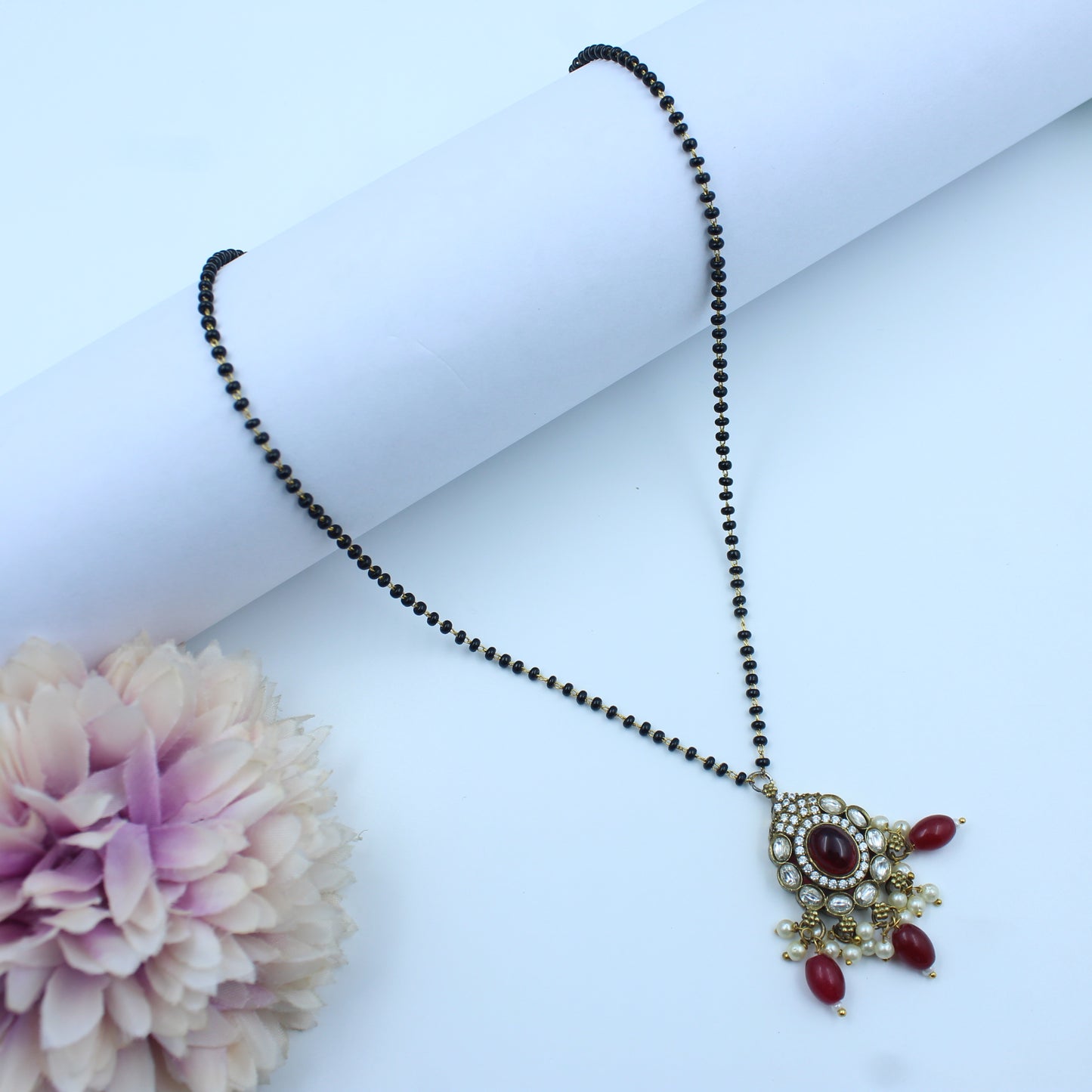 31841 : 1 Line Black Beads Mala With Victorian Small Pendant Red