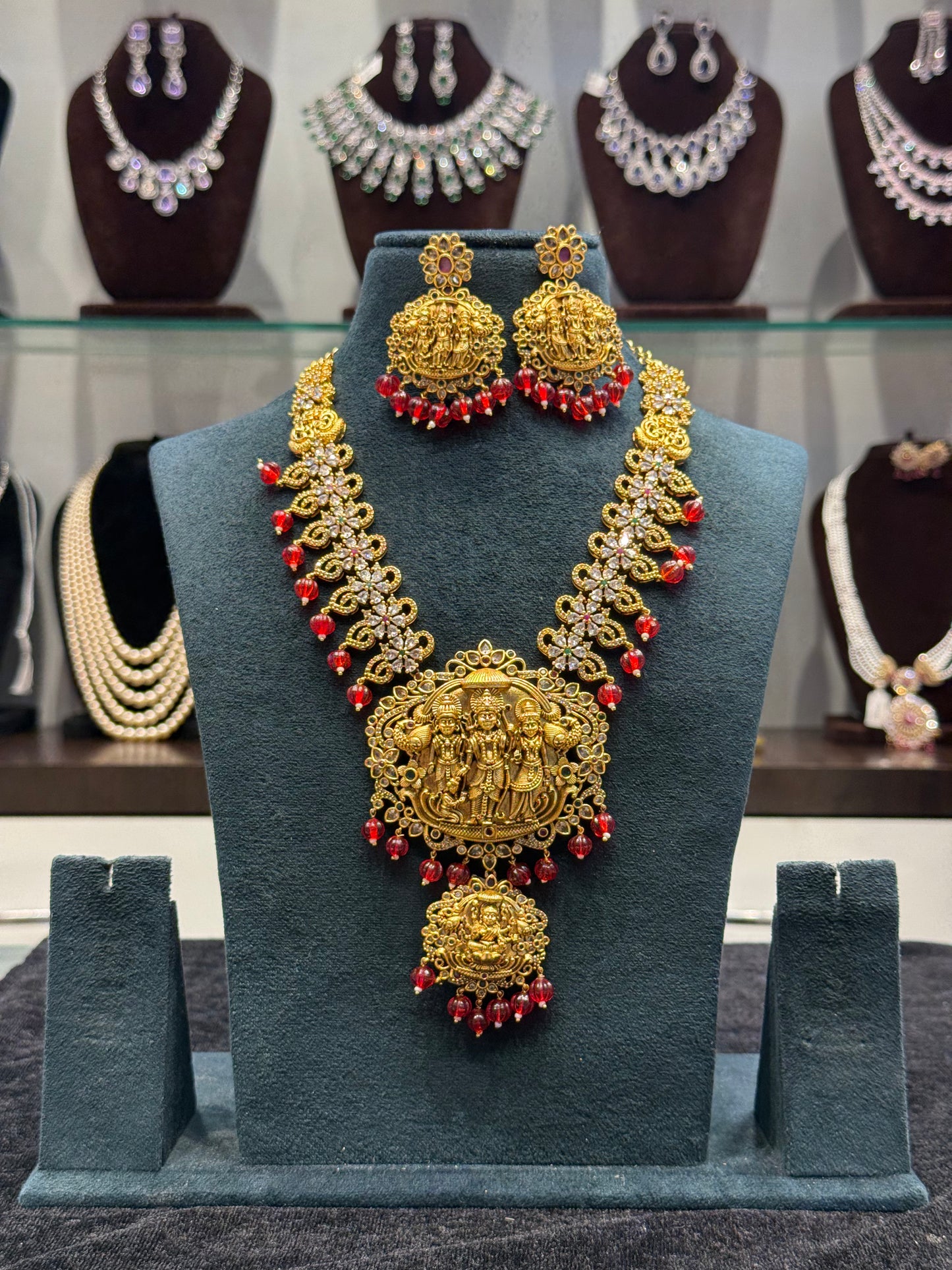 17432 Ramparivar necklace with screwback earrings and Chandbali