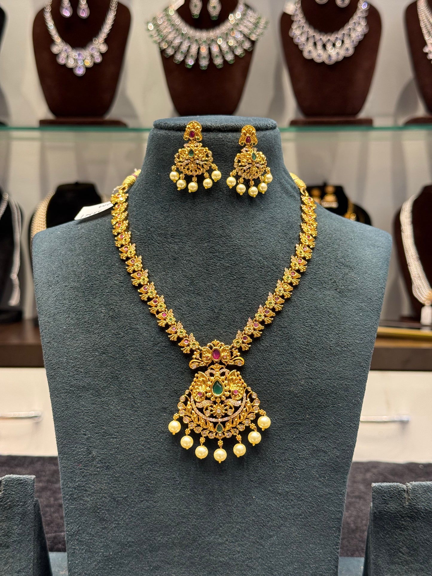 38361 Matte short necklace