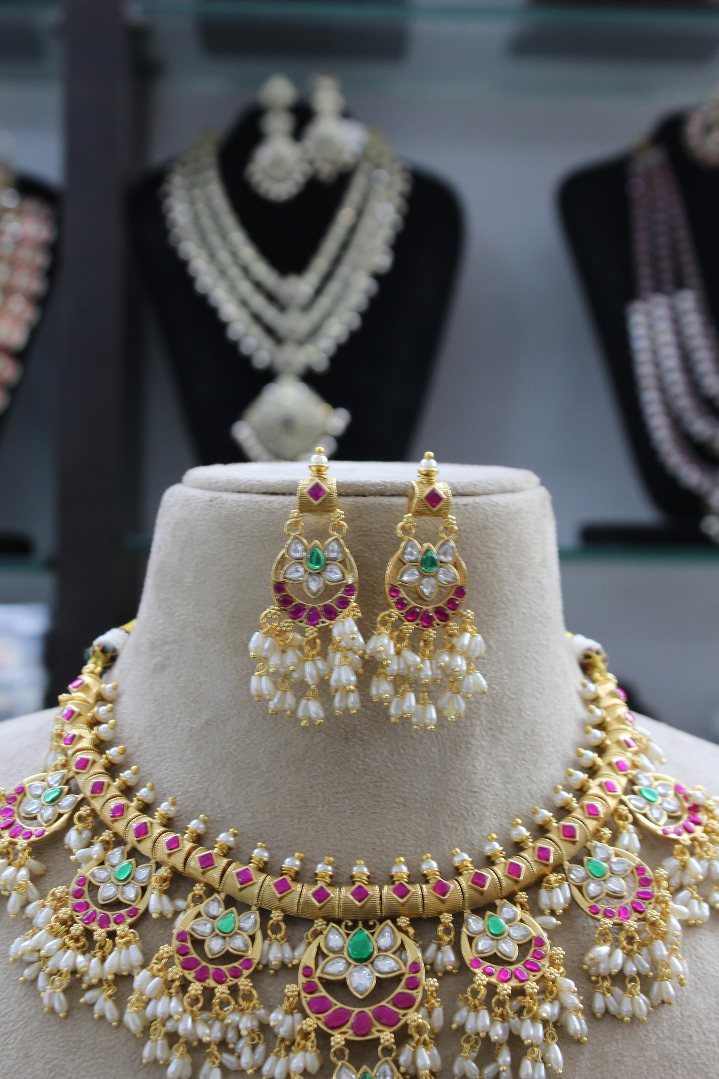 41693 / 41196 jadau guttapusalu short necklace