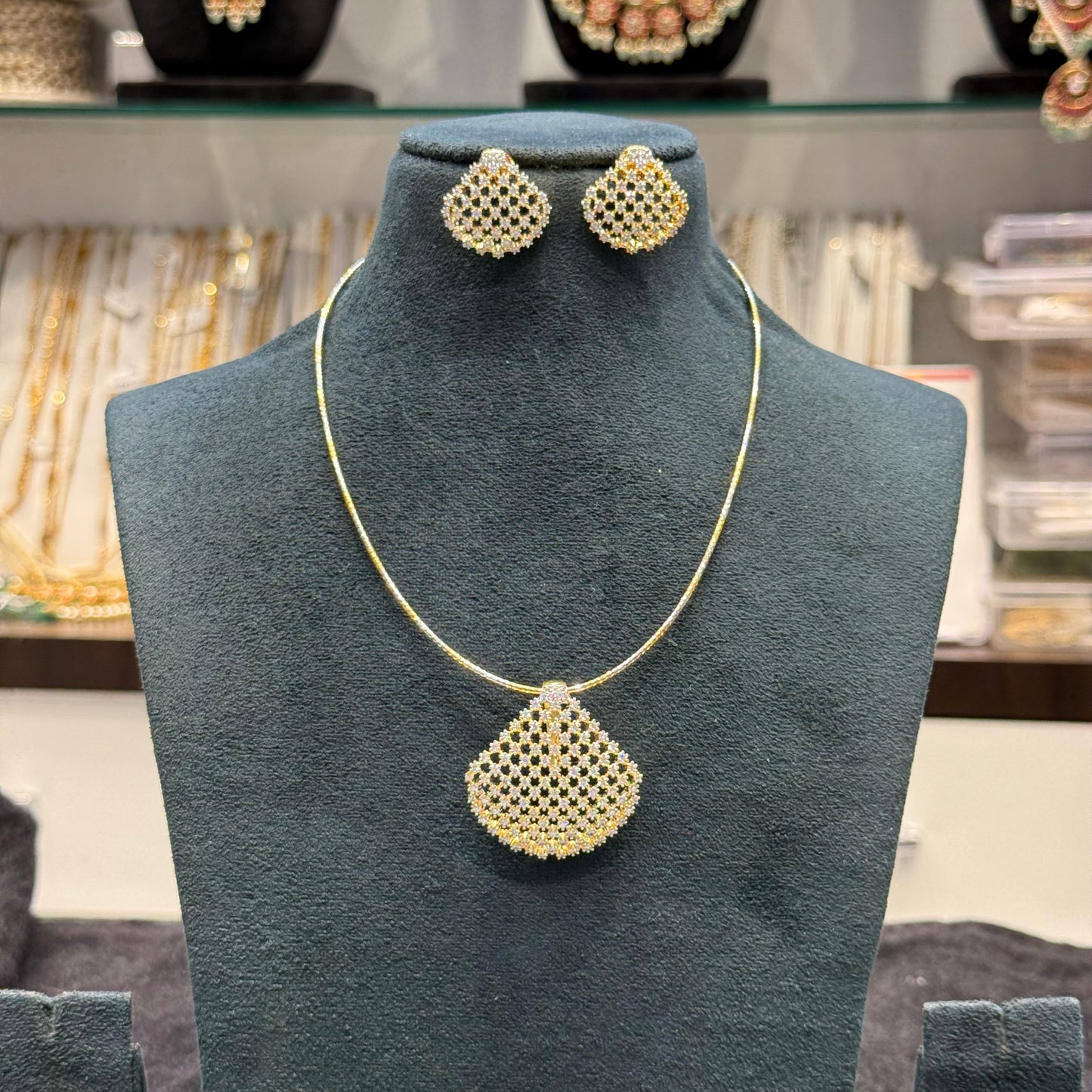 40059/ 39394Real diamond look Mesh pendant with Italian chain