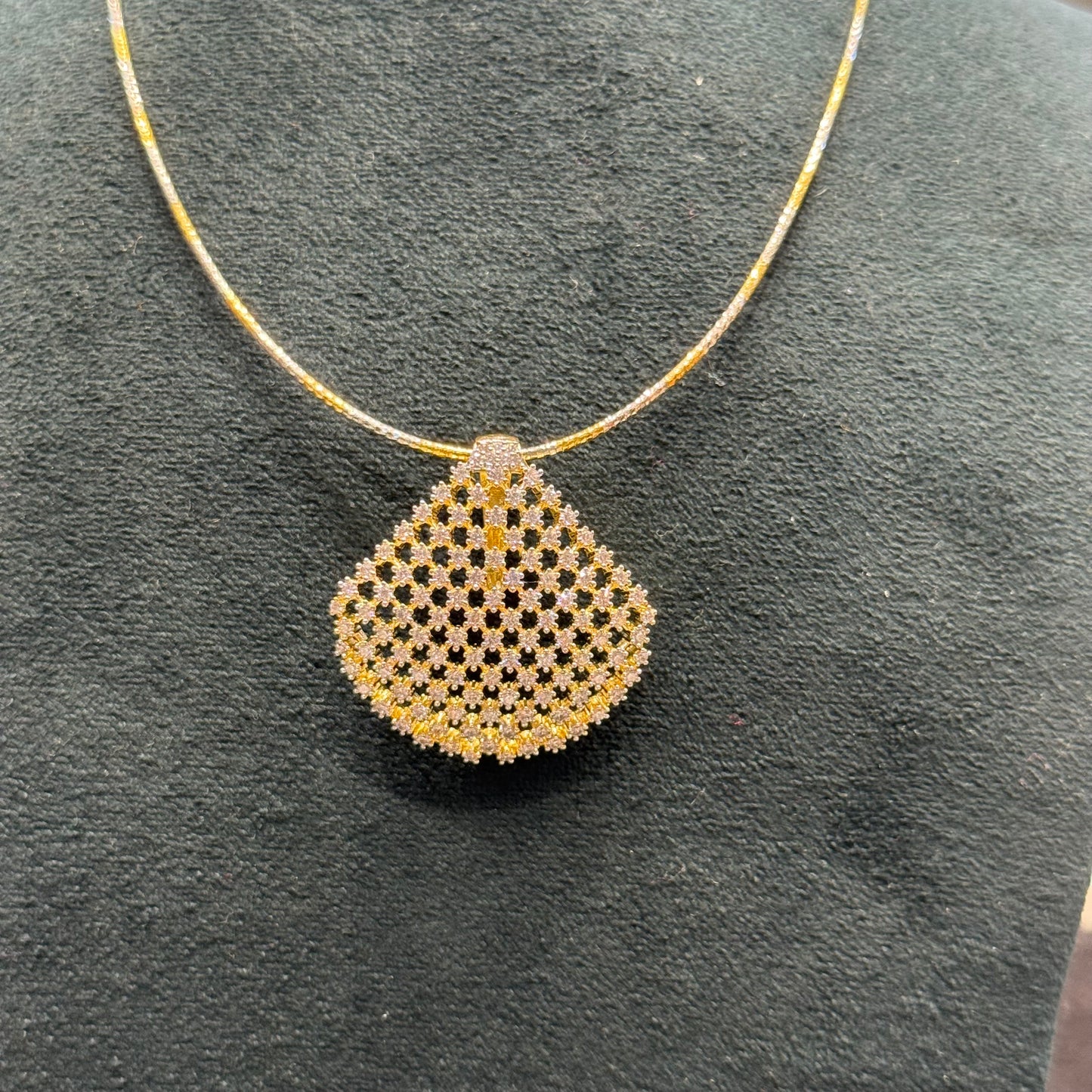40059/ 39394Real diamond look Mesh pendant with Italian chain